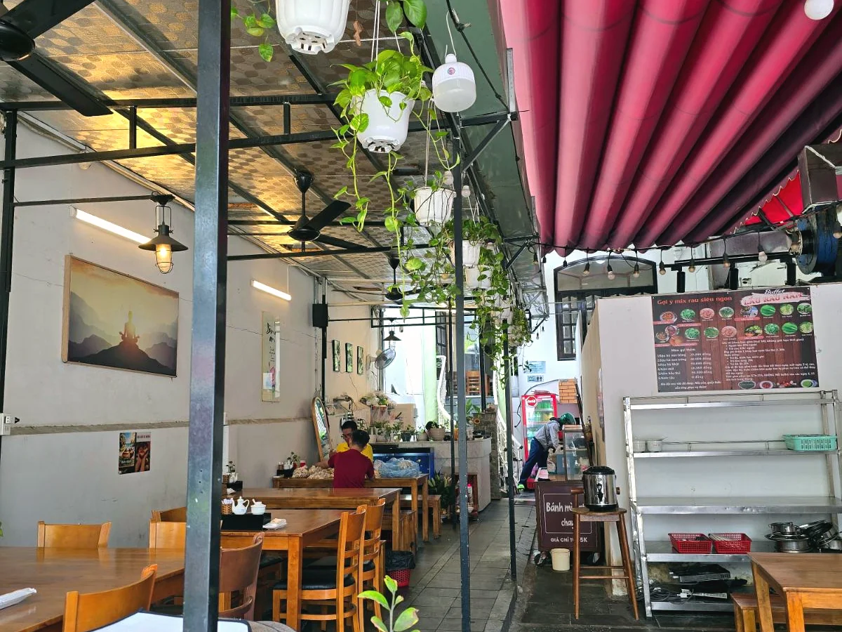 Không gian quán Ẩm Thực Chay Chí Cao, điểm bán KIHO tại Thủ Đức